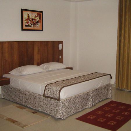 Rosalie'S Suites Lome Ngoại thất bức ảnh