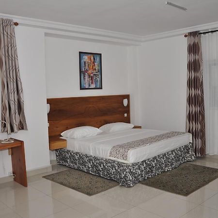 Rosalie'S Suites Lome Ngoại thất bức ảnh