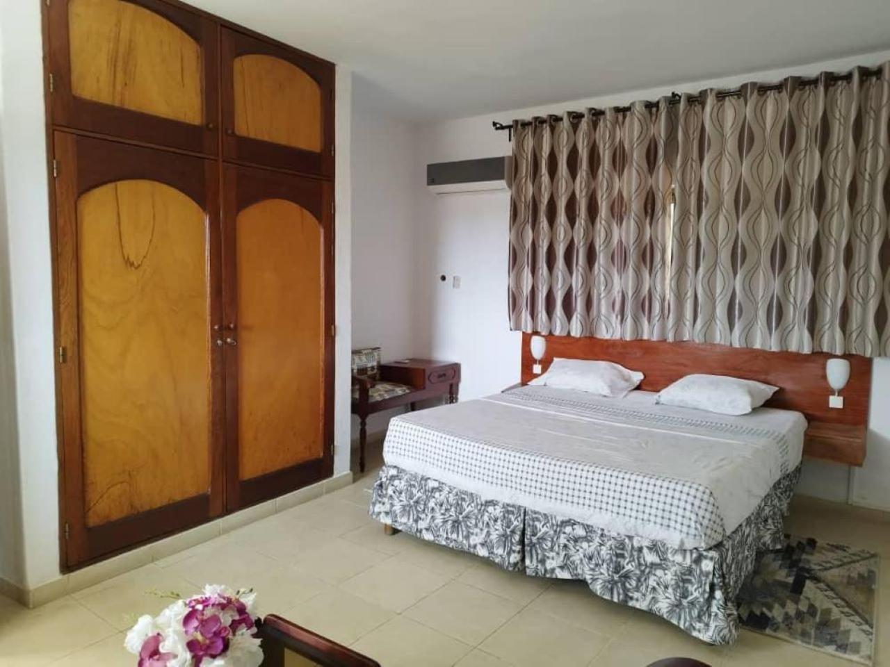 Rosalie'S Suites Lome Ngoại thất bức ảnh