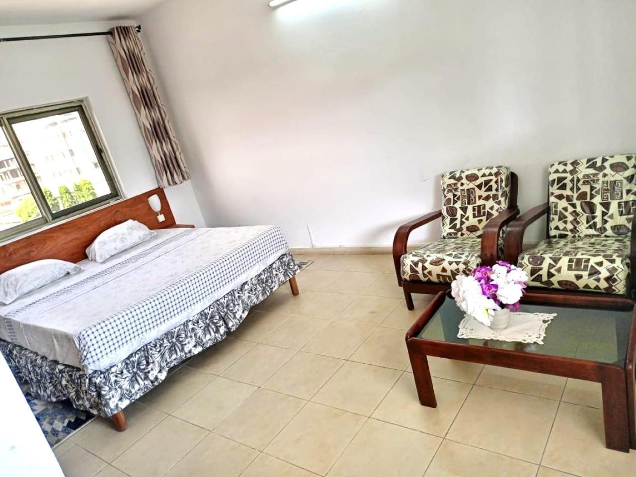 Rosalie'S Suites Lome Ngoại thất bức ảnh
