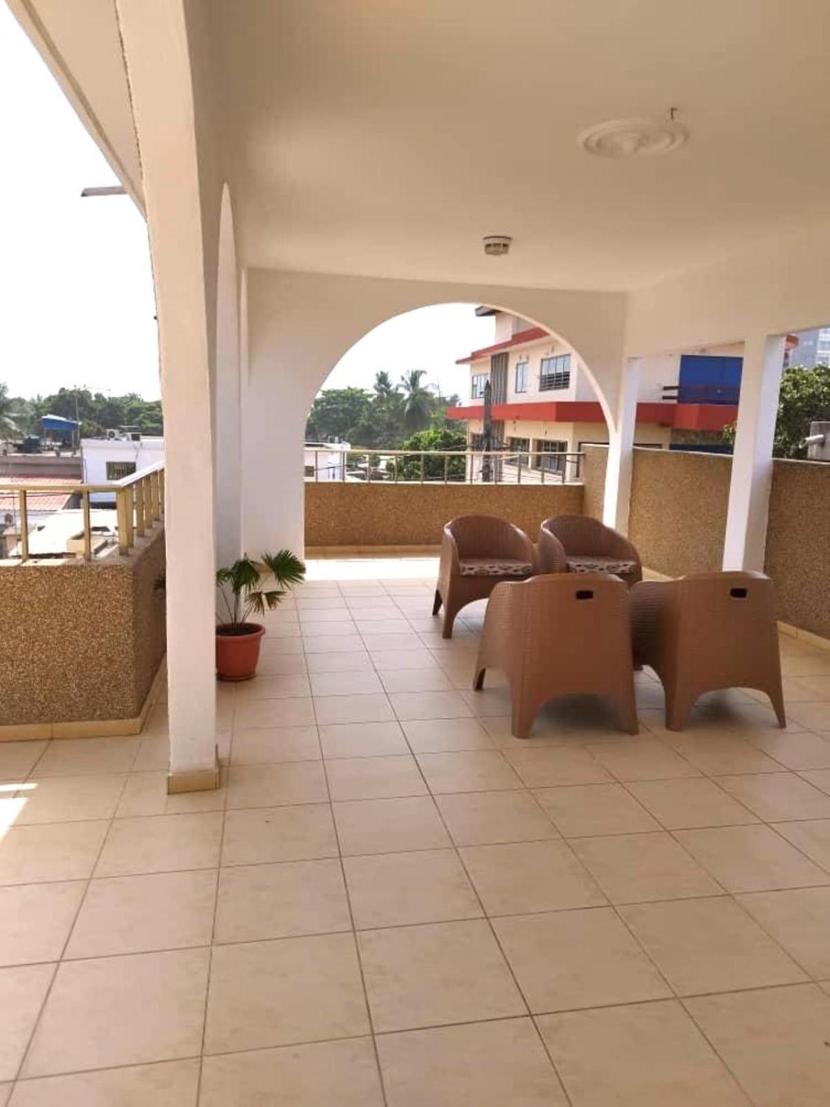 Rosalie'S Suites Lome Ngoại thất bức ảnh