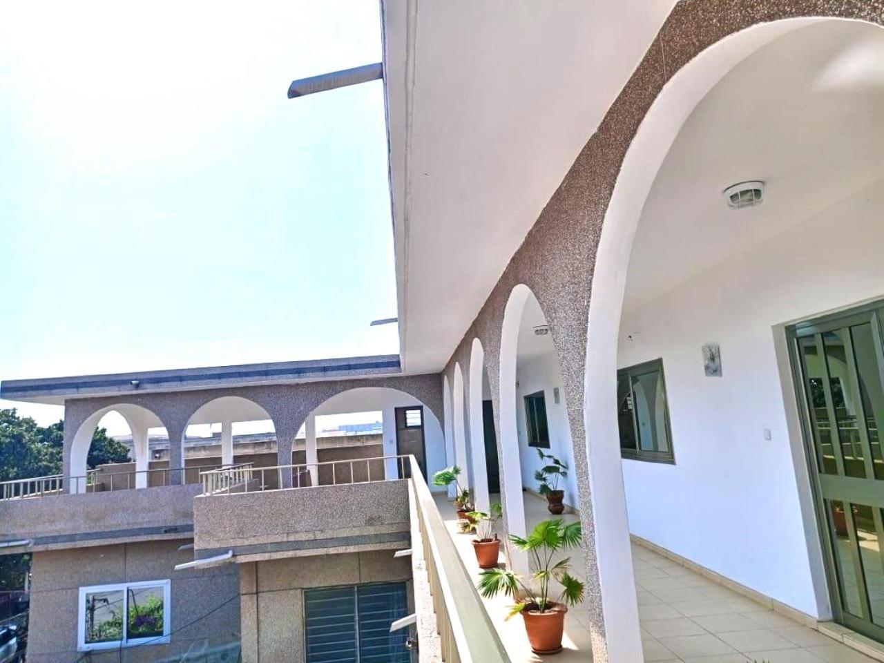 Rosalie'S Suites Lome Ngoại thất bức ảnh