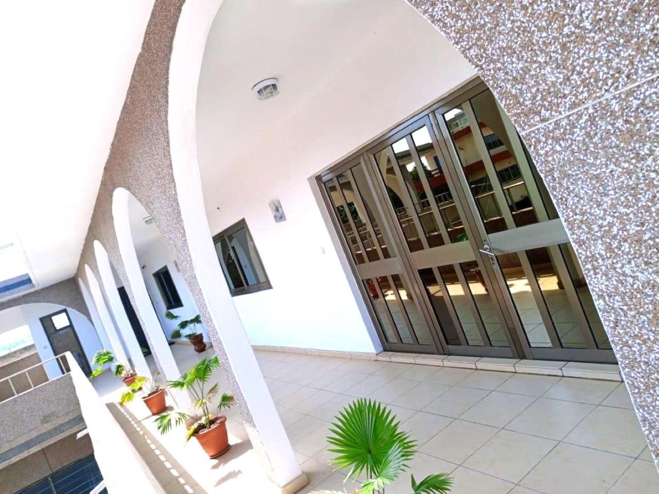 Rosalie'S Suites Lome Ngoại thất bức ảnh
