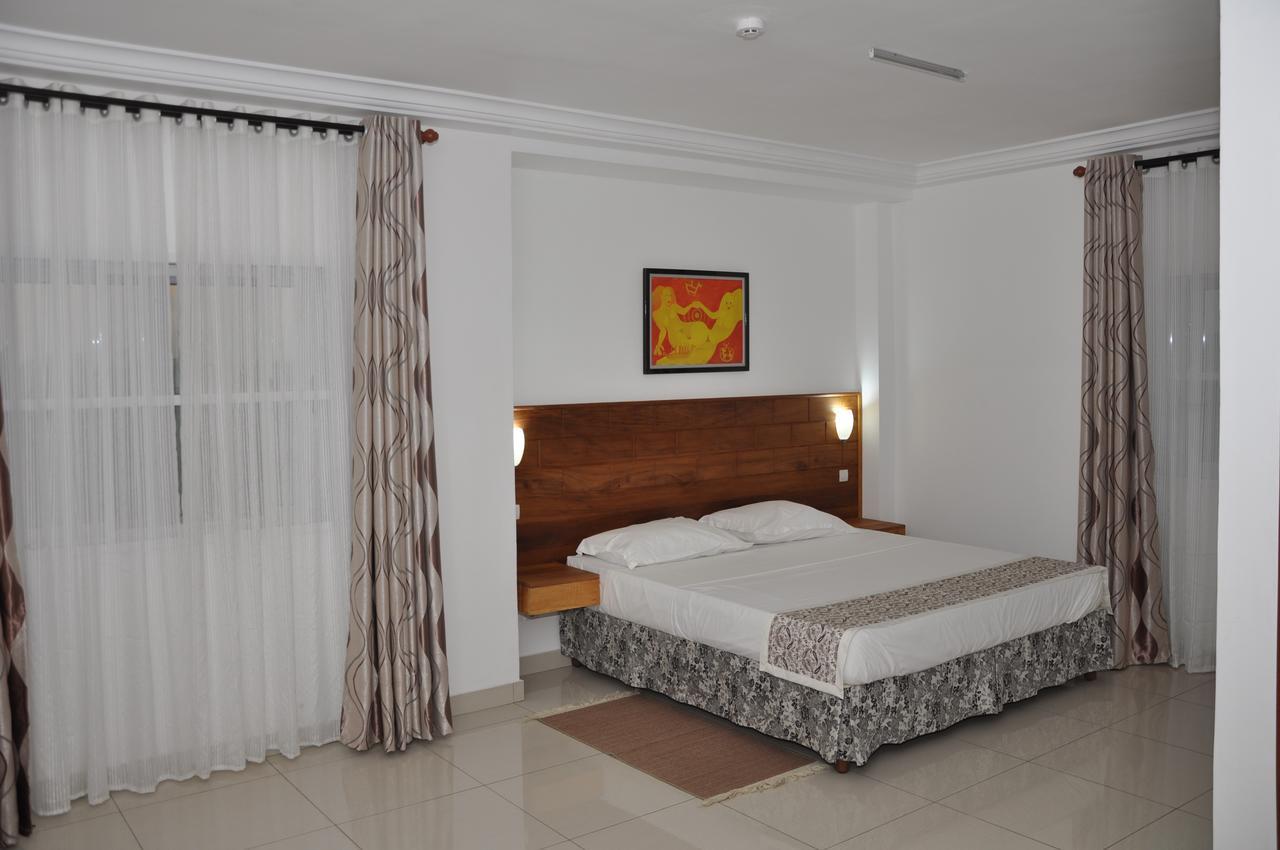 Rosalie'S Suites Lome Ngoại thất bức ảnh
